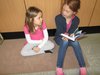 Volksschulkinder lesen Kindergartenkindern vor  Bild 3
